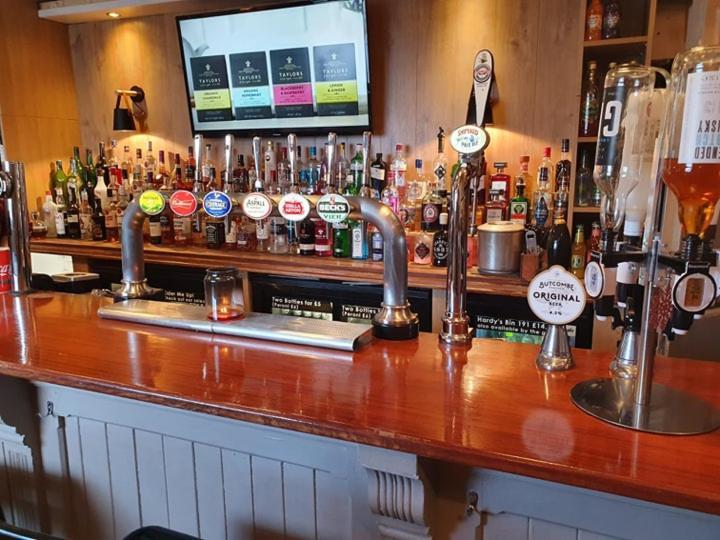 The Crown Inn Киншем Экстерьер фото